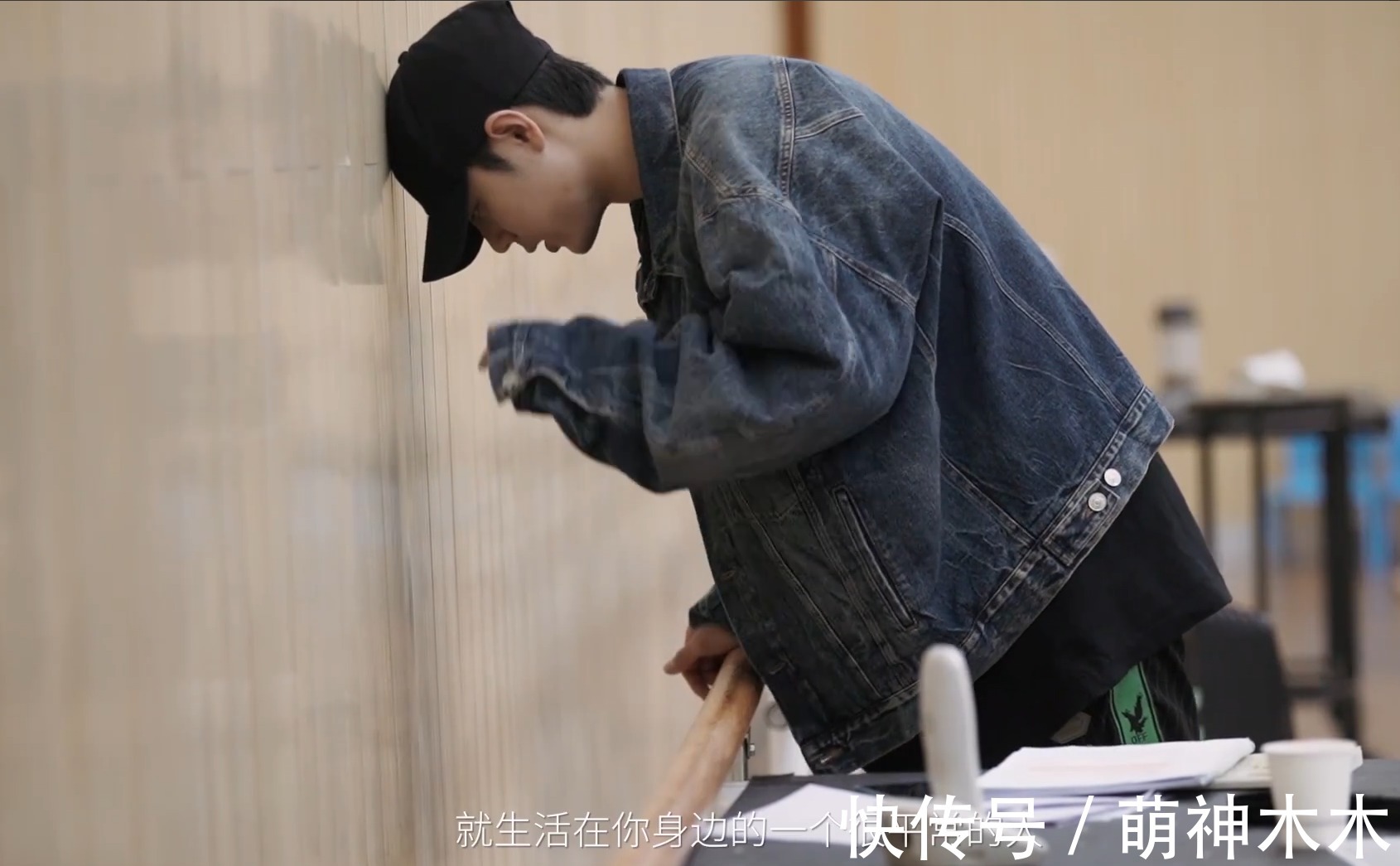 肖战|《如梦之梦》排练花絮曝光，肖战热心为同事拍背，认真学抱娃姿势