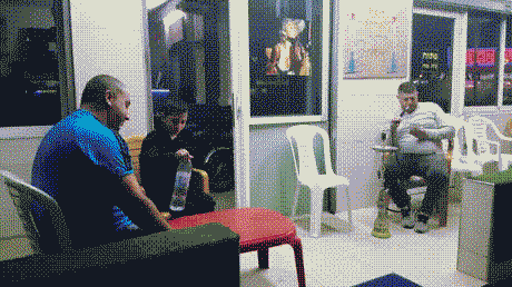 |搞笑GIF:小伙子,别在大人面前耍技,你要知道姜还是老的辣