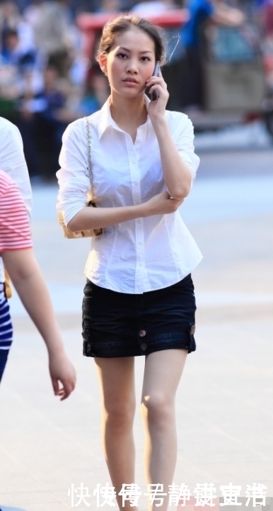 街拍美女颜值高的小姐姐,随便一条短裤也能穿出女神范来