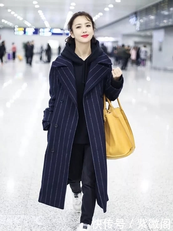 年轻|30女人穿大衣别总是搭配毛衣,试试搭连帽卫衣,不止年轻10岁