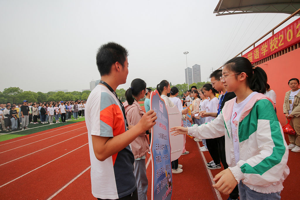 初中|江苏南通：初中举行送祝福活动 为中考加油