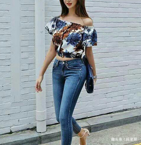 牛仔裤 印花上衣巨好看,搭配牛仔裤,不俗不媚,彰显女性魅力