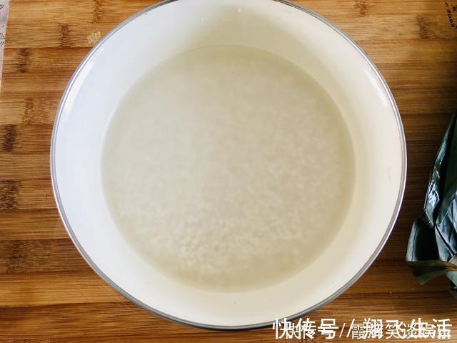 粽子|糯米加点红糖和枣，做法超级简单，吃起来比端午节的粽子都好吃！