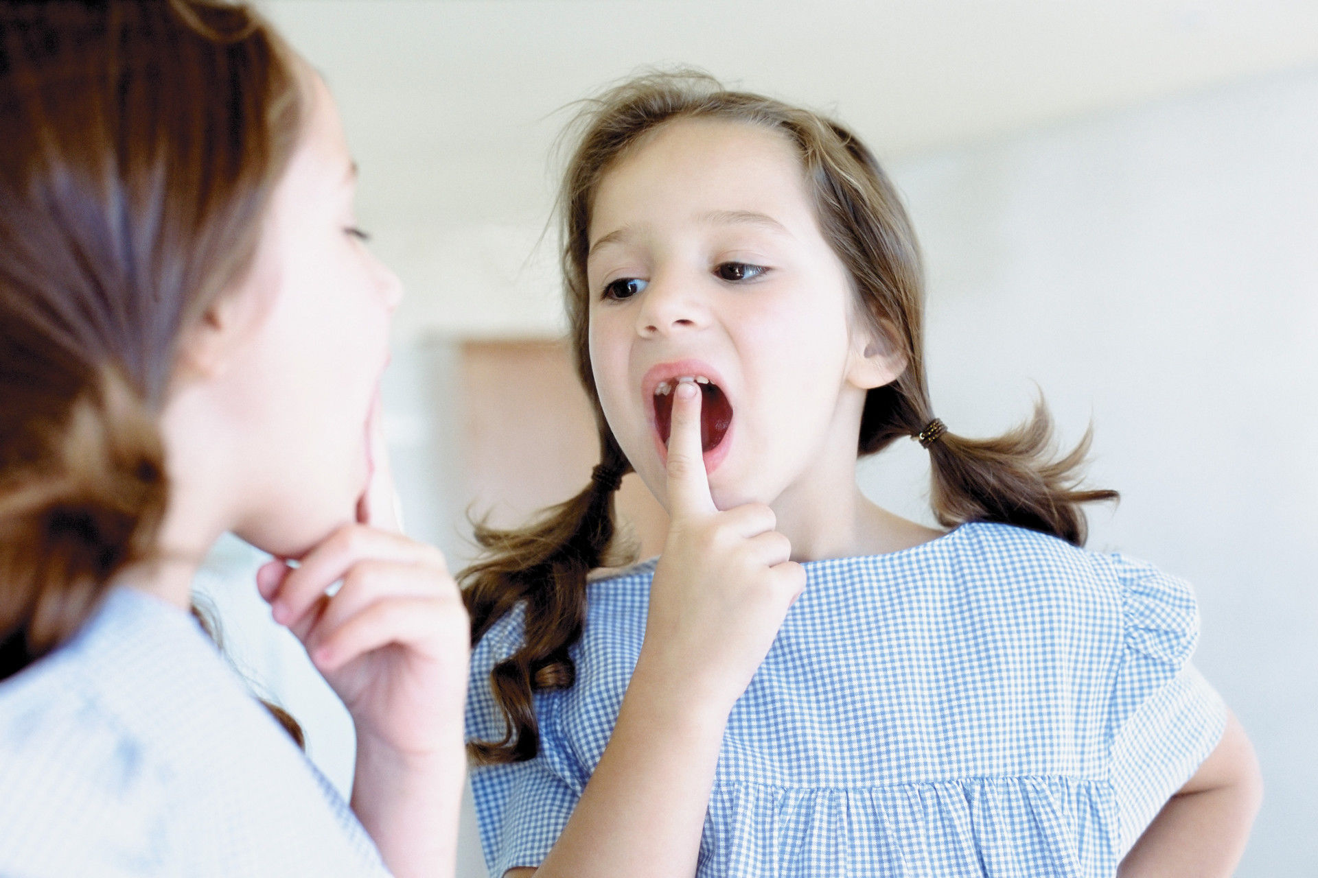 乳牙|龋齿对孩子发育影响大,一岁前七种行为会伤娃的牙齿,家长要避免