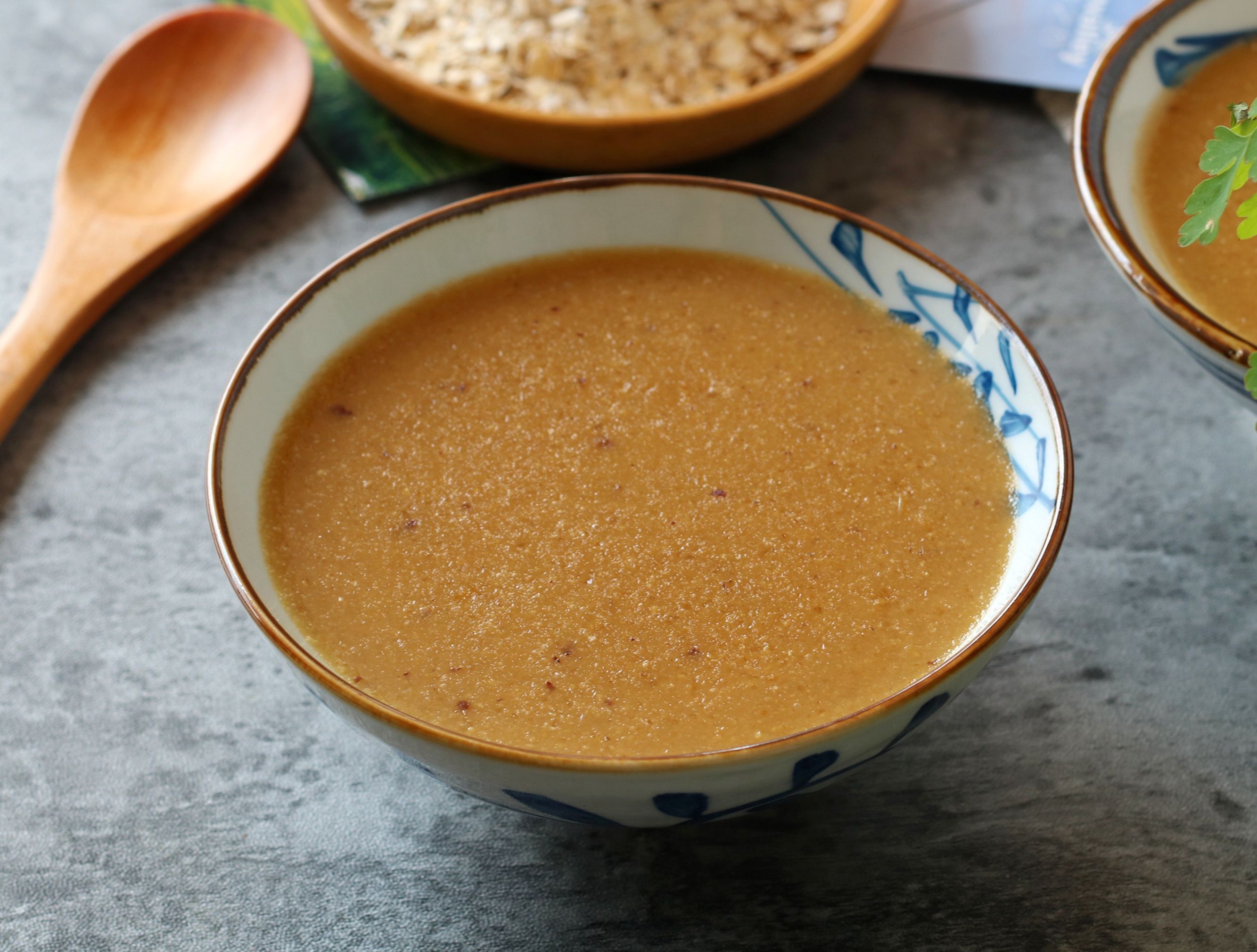 1杯麦片1个苹果，营养丰富易吸收，早餐喝一碗，整天能量满满的