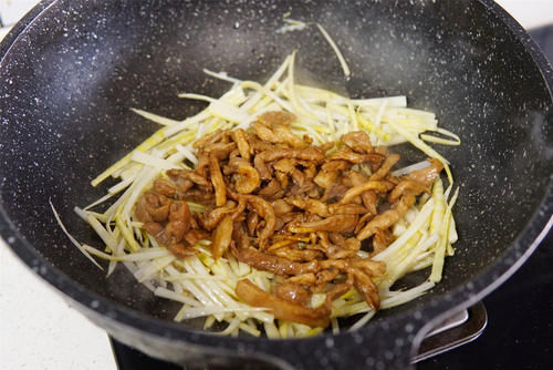 春天到了，2样“春菜”炒一盘，滋味“鲜到家”了，早吃早尝鲜