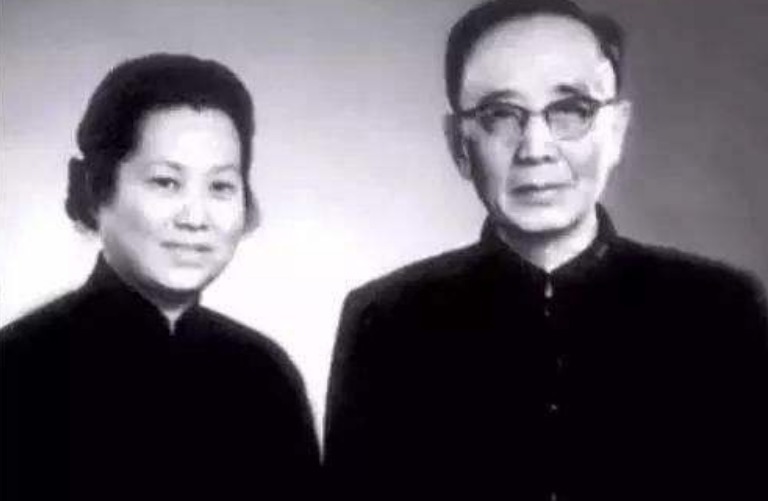 鲁迅|郭沫若用4字讽刺鲁迅,鲁迅机智回复5字,世人赞叹贴切!