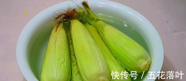 清水|煮玉米时,最忌用清水直接煮,多加2味,玉米又香又糯,很实用!