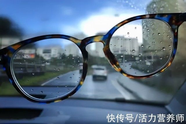 老花镜|年轻时近视眼,老了之后就不会眼花,老花镜更是用不着?看看真相