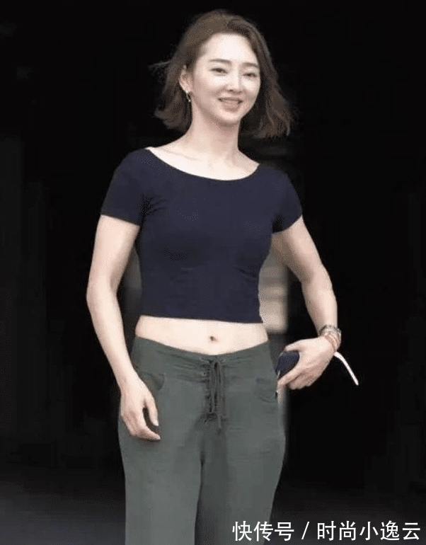 健身 韩系美人简约穿搭出街，酷炫时尚气质满分，收获众人欣赏目光