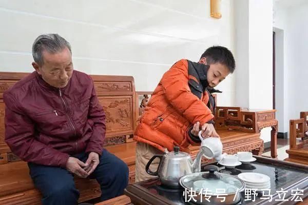 客人|3兄弟爷爷与3胞胎孙女见面,6人面面相觑,网友:真人版套娃?