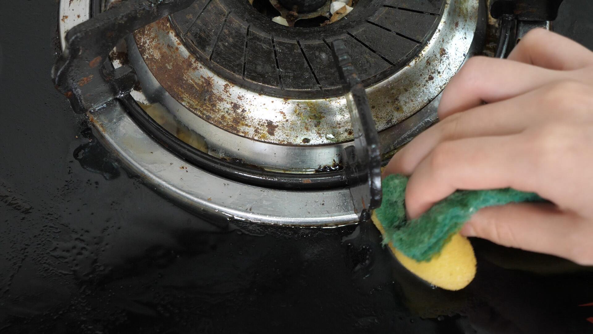 燃气灶台别用清洁球擦了,教你两个小窍门,两分钟擦得跟新的一样