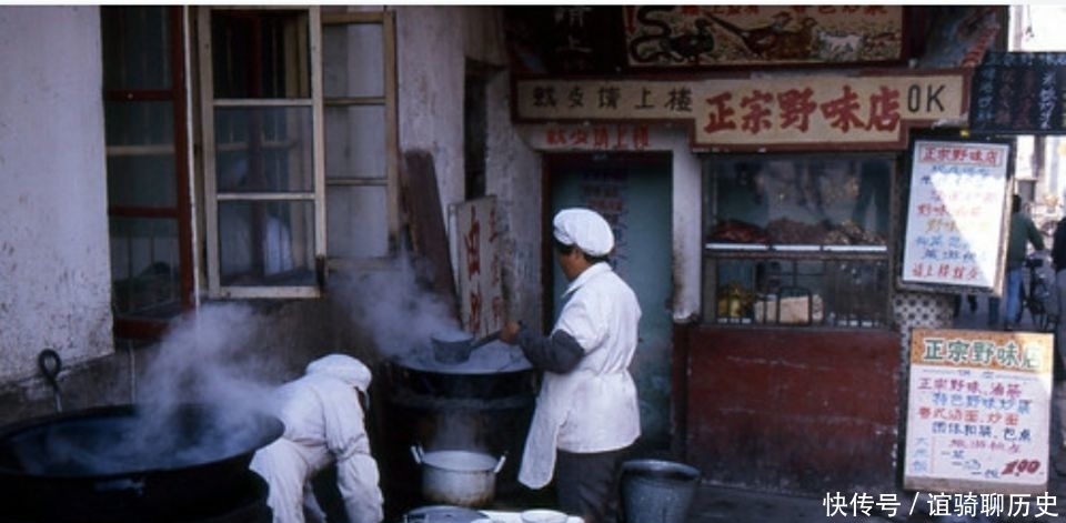 早上没吃饭,现在有点饿?80年代的各色小吃摊了解一下