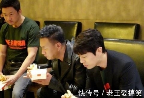 |吴京吃汉堡被噎住画面搞笑 朱亚文在线调侃:吃慢点
