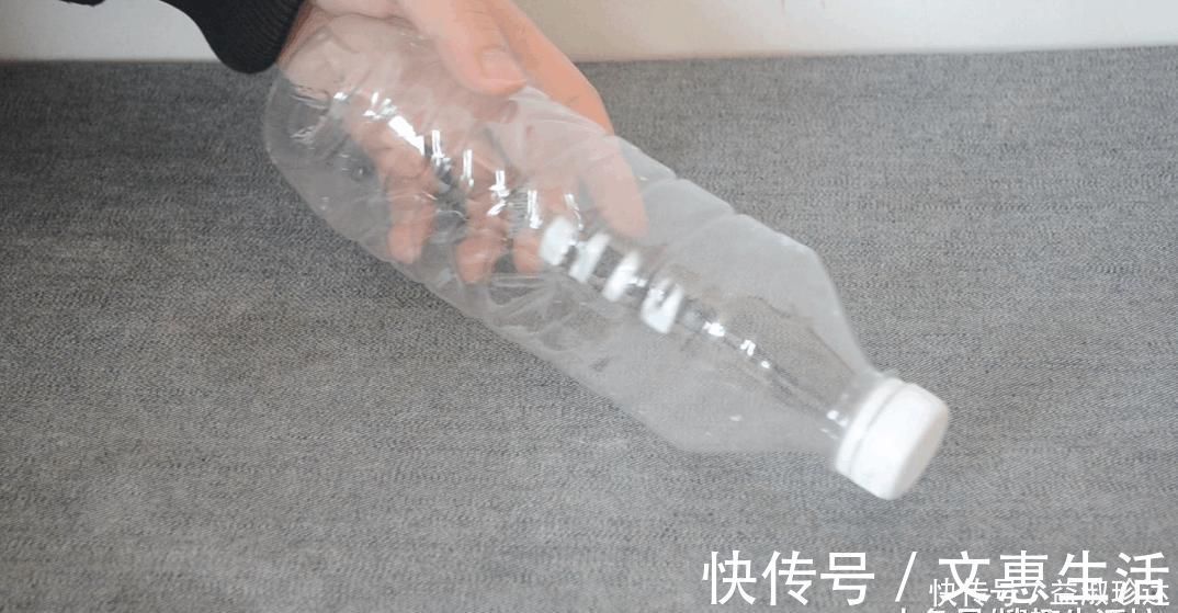 塑料|门把上粘个塑料瓶盖, 没想到还有这妙用, 家家户户都用得着