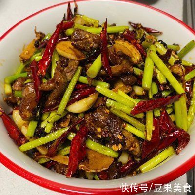 这样做蒜苔麻辣鸭丝，隔壁小孩都馋哭了