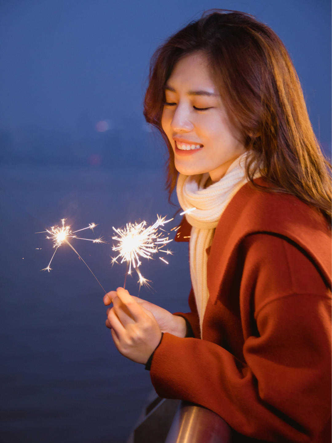 不过膝 降温了,红色大衣竟然这么气质,一看就离不开的穿搭,喜庆又显白