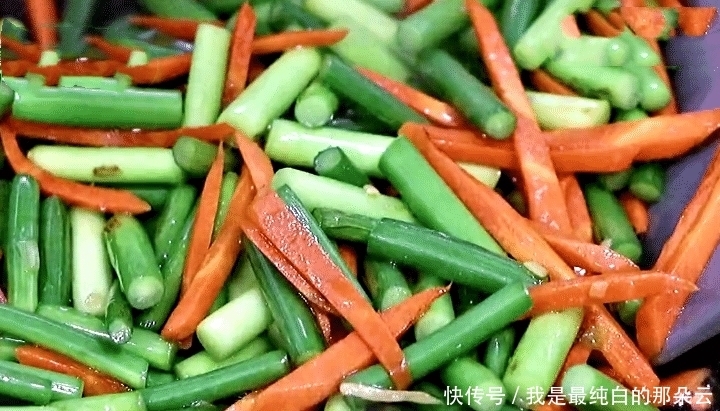 炒蒜薹时,别直接下锅炒!多加2步,香脆嫩绿,老人孩子要多吃