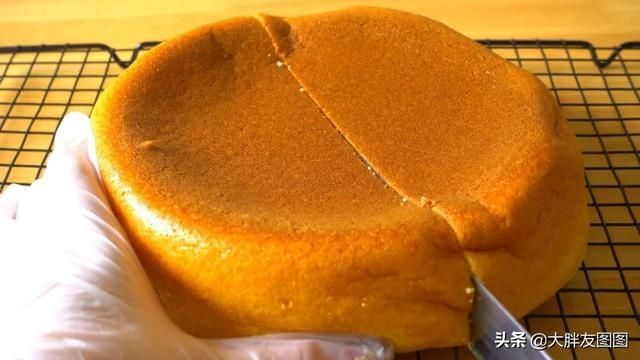 没秤,没打蛋器,没烤箱,如何做出蓬松的无油蛋糕?