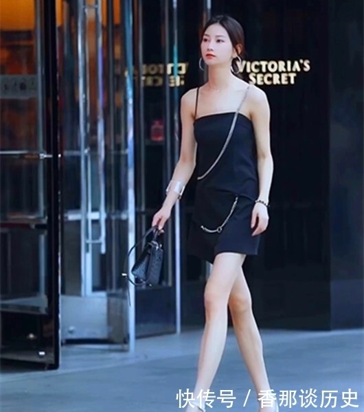 吊带裙对美女的身材要求很高,这份迷人的气质,增添时尚的妩媚感