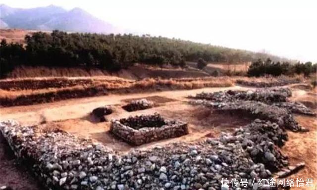 神灵|滕县出土画像石,画中伏羲女娲手捧圆盘,专家:代表汉代的“神”