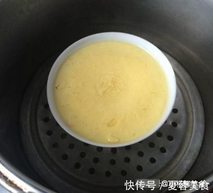 蒸鸡蛋羹时,需要加水吗?果然一步错步步错,难怪蛋羹不嫩气孔多