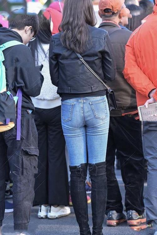 牛仔裤|皮衣搭配牛仔裤,再搭配一双高筒马靴,穿出了酷飒之风