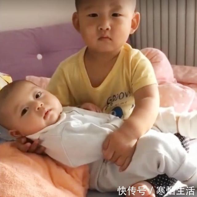 小宝|3岁哥哥哄3个月弟弟睡觉,结果把自己哄睡着了,弟弟表情生无可恋