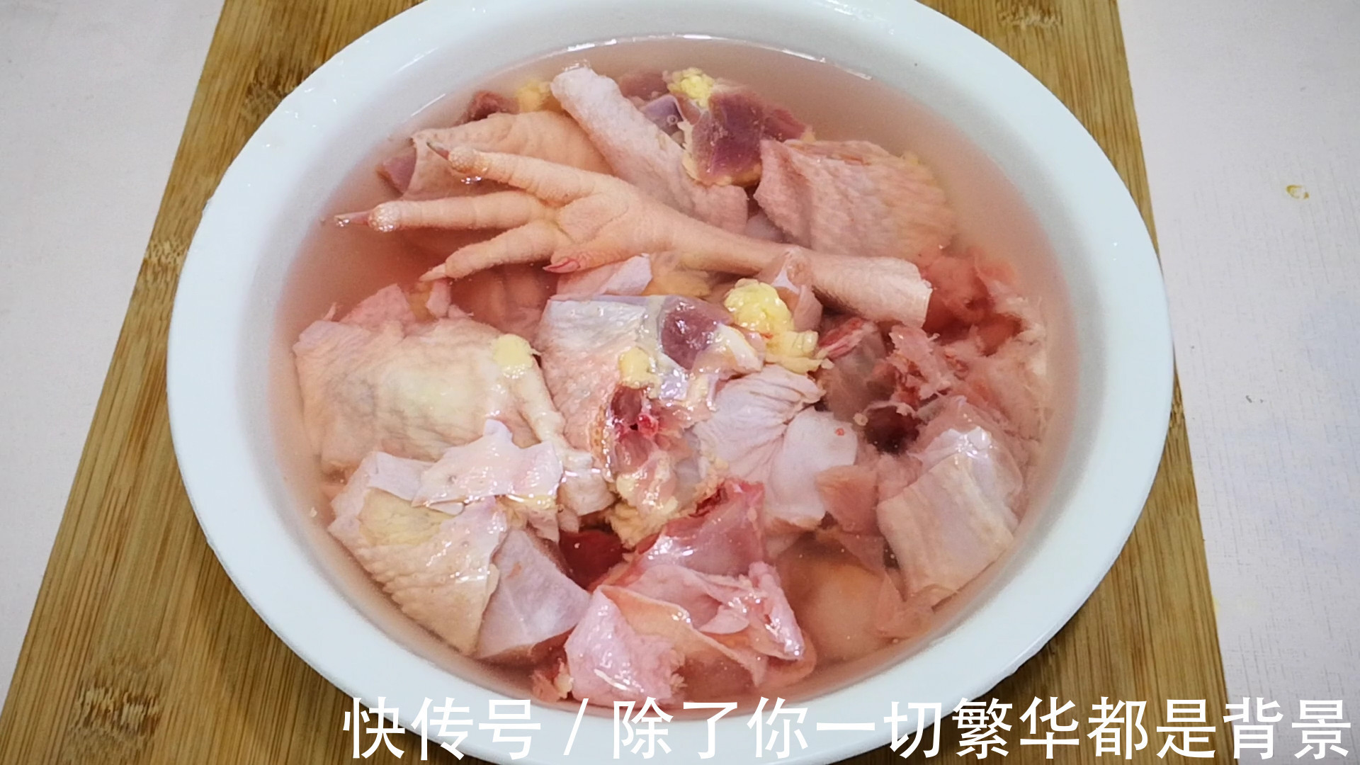 炖鸡汤时，直接下锅煮就废了，教你正确做法，鸡汤鲜美无腥味，香