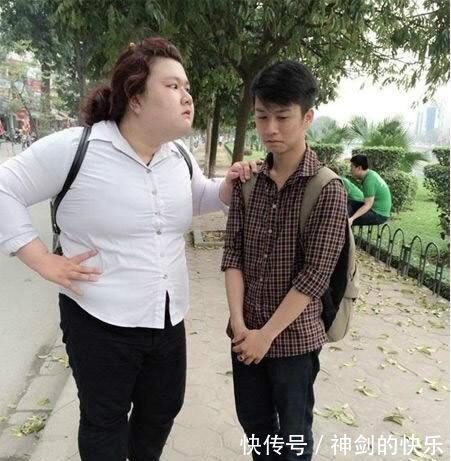 |开心一刻:老板今天又讲了一个笑话,大家都笑了,只有老王没笑