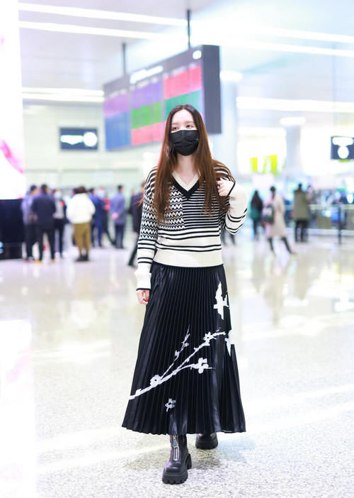 百褶裙怎么搭配才好看？配毛衣优雅，配卫衣帅气，都好潮