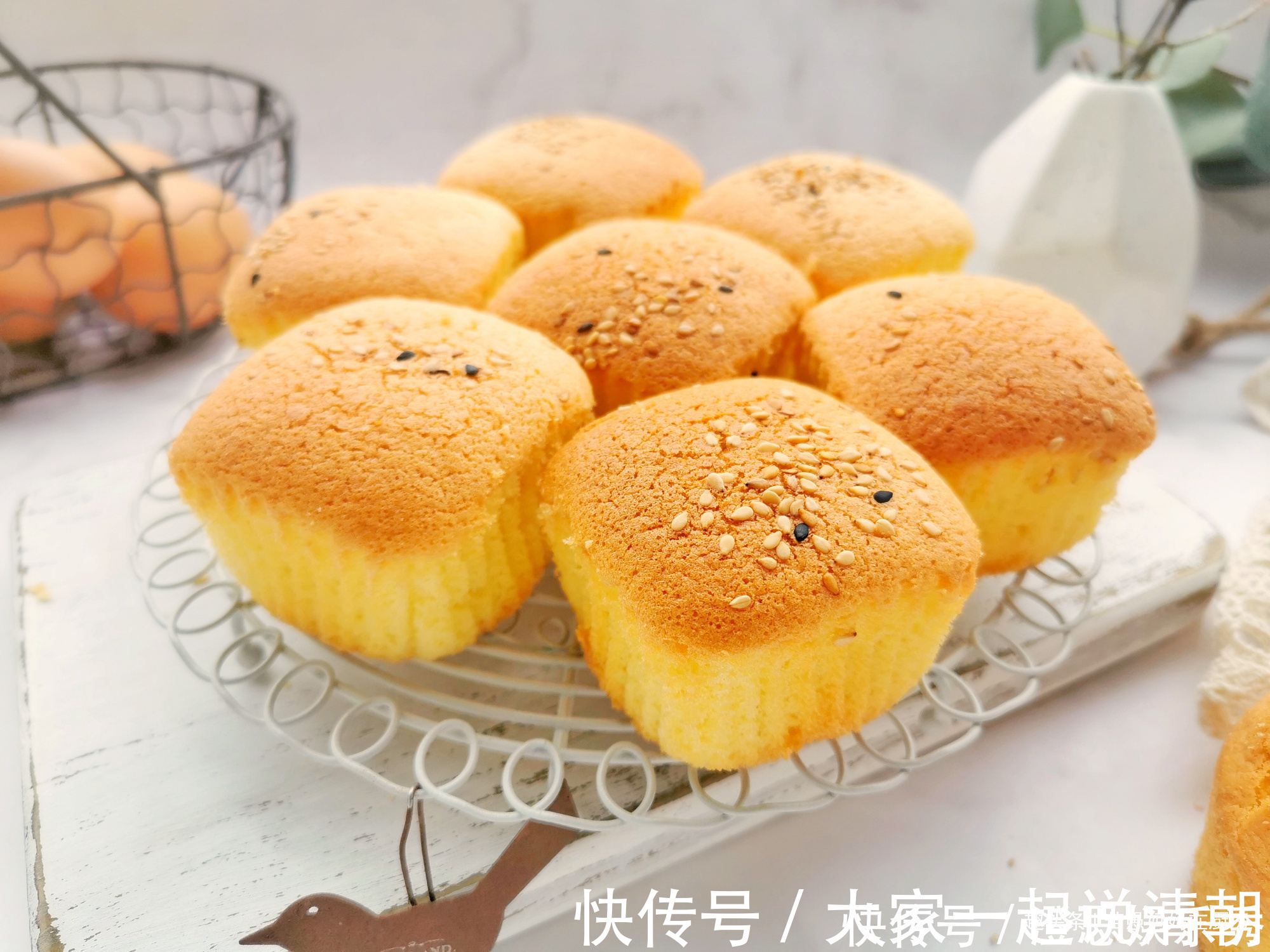 4个鸡蛋，1碗面粉，教你做老式鸡蛋糕，记住3点，不开裂不塌陷