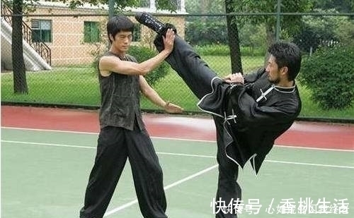 外国|李小龙没有收错这个外国徒弟,每周按时给他扫墓,坚持了44年
