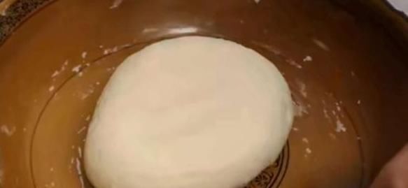 面粉新吃法,不用发酵,开水一烫,无任何添加剂,个个空心