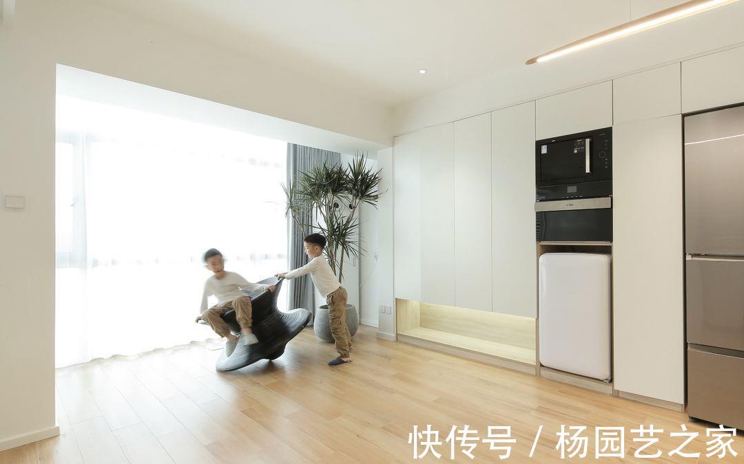 小房子|小户型这样做,阳台打造榻榻米,收纳和休闲两不误,好实用