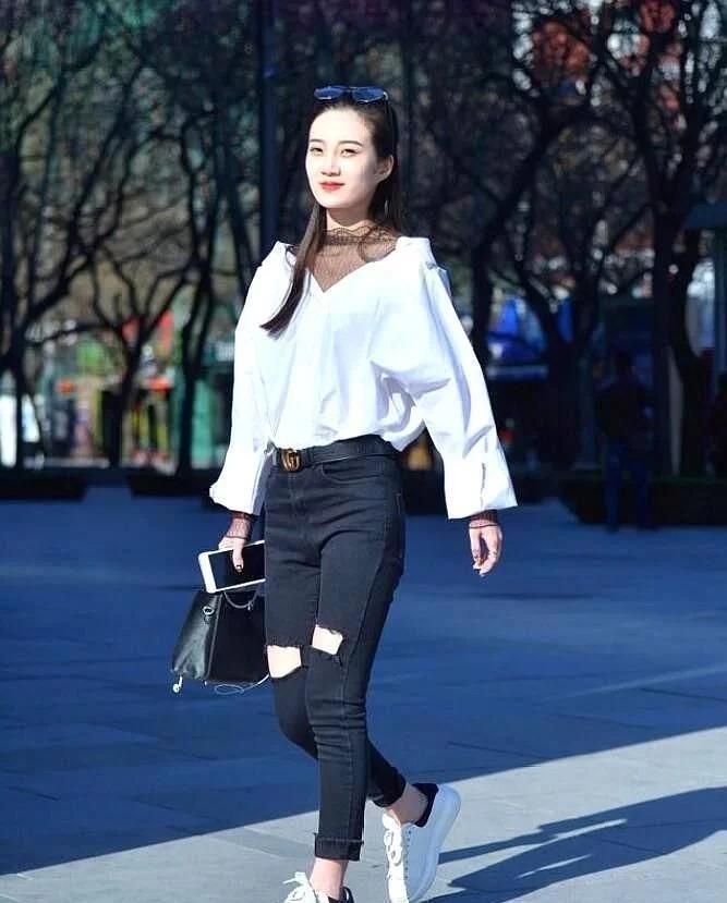 裤子 小美女无袖上衣配白色裤子,色彩运用十分娴熟,让人惊艳!