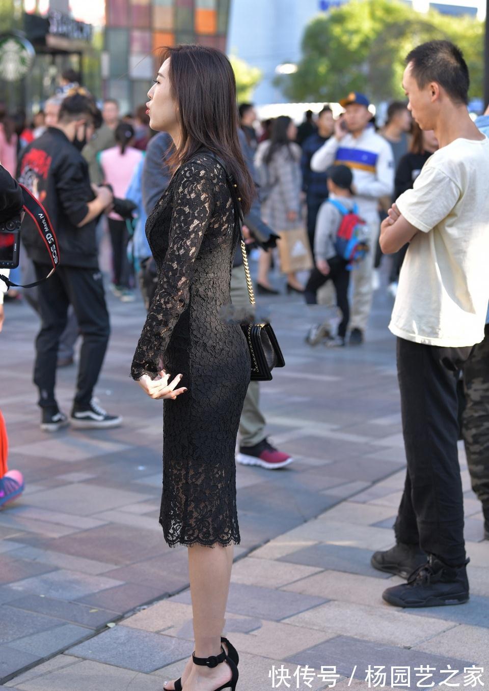 高跟鞋 美女脚上一双红色的一字带高跟凉鞋穿起来，让她显得更加的迷人