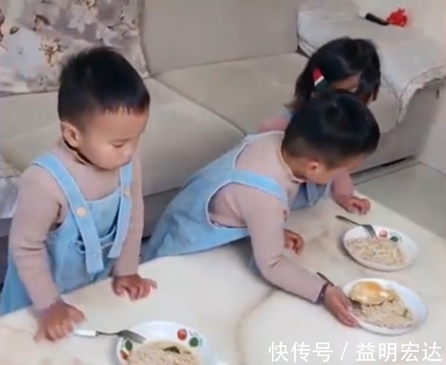 哥哥|三胞胎开饭时发现只有一个煎蛋,接下来哥哥下意识的反应令人感慨