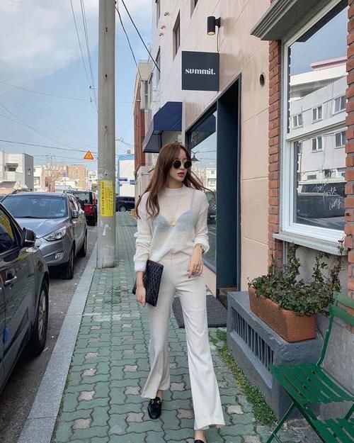 别再穿阔腿裤了，今年这条喇叭裤又火了，好穿百搭还显瘦