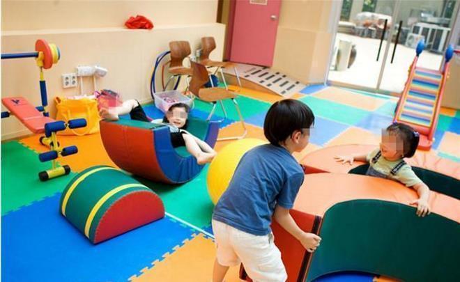 宝妈|幼儿园接娃放学也有“鄙视链”?高收入宝妈只能排底层,太难了