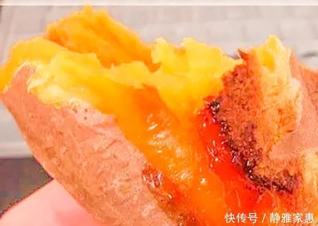 把红薯直接放进电饭锅,不用烤箱,不加一滴水,流着汤汁太好吃了