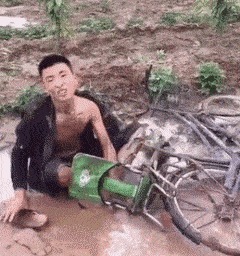 |搞笑GIF:大叔用什么牌子的洗发水,头发如此飘逸