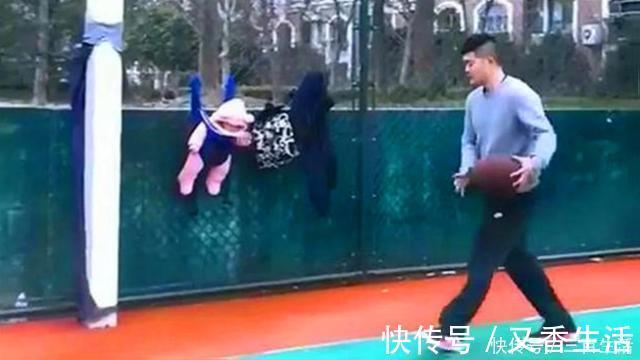 带娃|爸爸带娃火了,打球带娃两不误,网友:爸爸带娃活着就好