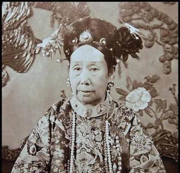 慈禧太后|慈禧西逃,八国联军在慈禧床上刻下一句话,李鸿章却不敢翻译