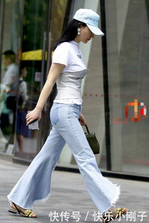 潇洒的宽腿紧身牛仔裤束腰，很有特点