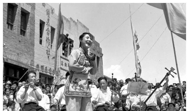 时代|都是女高音歌唱家,都奉献很多经典,郭兰英和李谷一谁唱得更好