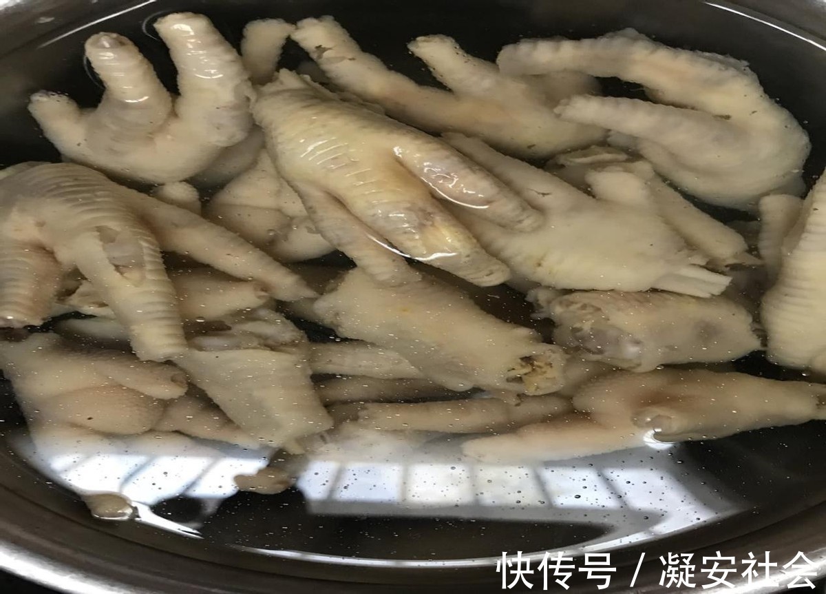 泡椒凤爪|网红小吃泡椒凤爪,在家做非常简单,酸辣开胃