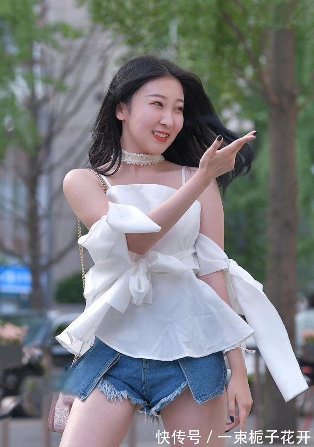 高跟鞋 紧绷束腰的打底裤,让着装造型远离廉价感,简约休闲