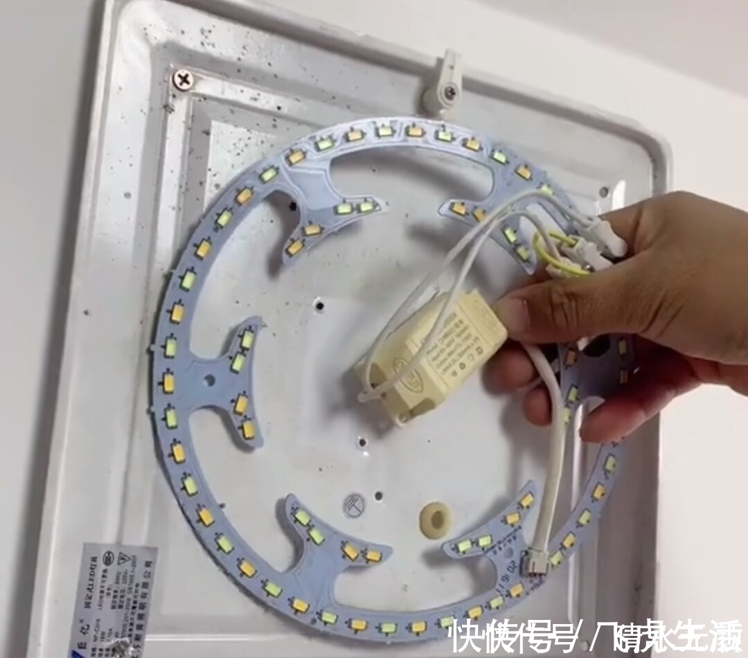 灯芯|家里吸顶灯坏掉换灯你就亏了,教你这样改比原来还要亮,只几块钱