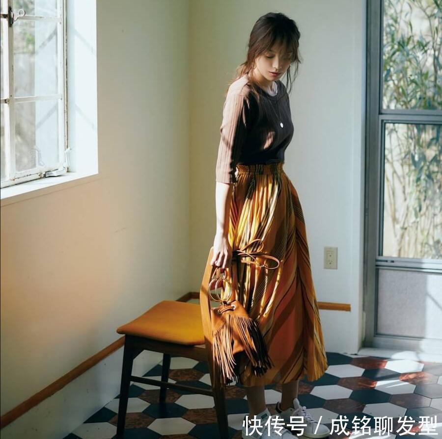 运动鞋|简单就是高级,成熟女人都爱的“半身裙+运动鞋”,舒适又显年轻